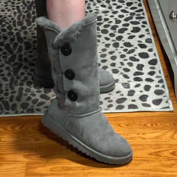 Tall Three Button Wrap Bailey UGG Boots 🩶 - Picture 13 of 13